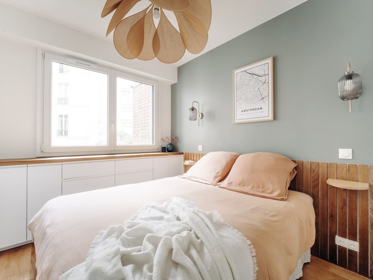chambre parentale en vert de gris et rose pale