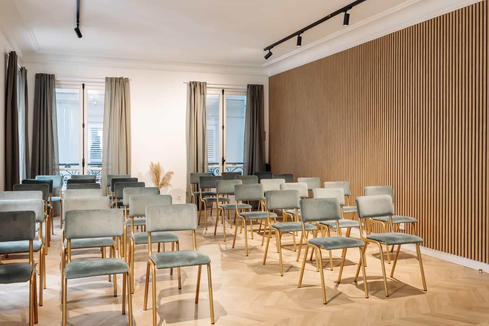 espace évenementiel paris avec tasseaux de bois