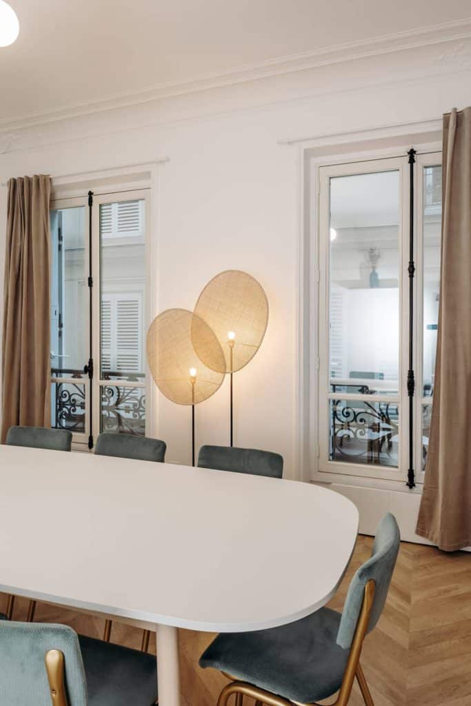 des rideaux et des luminaires pour rendre un lien évènementiel chaleureux