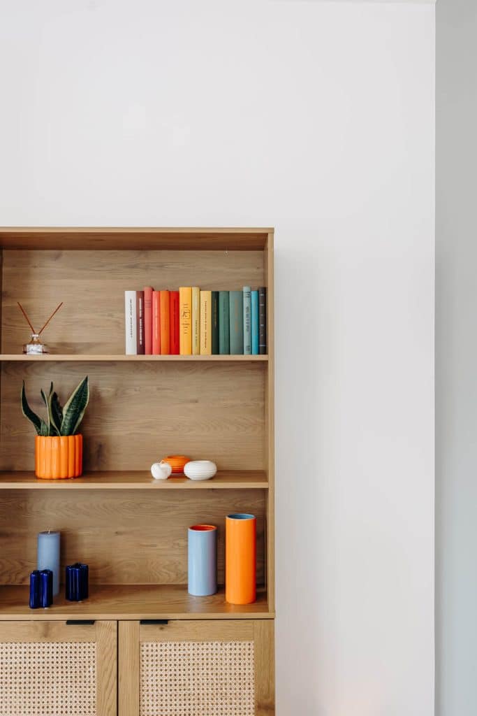 bibliothèque en bois dans le salon