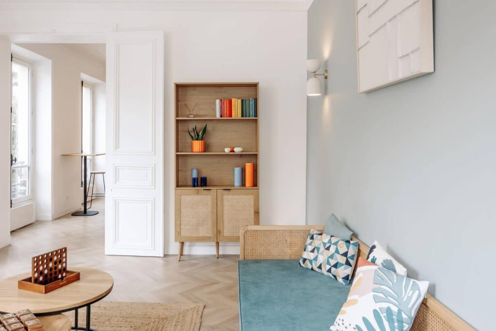 ajout d'élément de mobilier en bois dans le coin salon