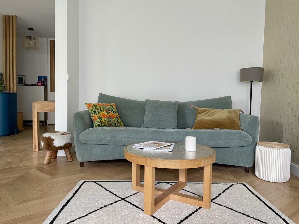 le coin salon avec un papier peint art déco dans un appartement rénové à paris 15