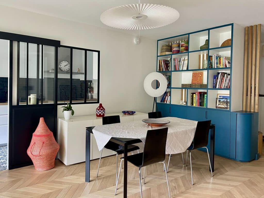 l'espace salle à manger est délimité par une bibliothèque sur mesure