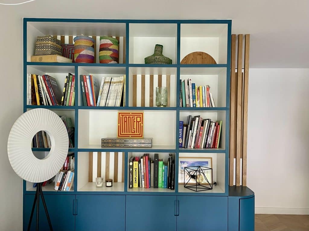 bibliothèque dessinée et réalisée sur mesure en mdf avec tasseaux de chêne