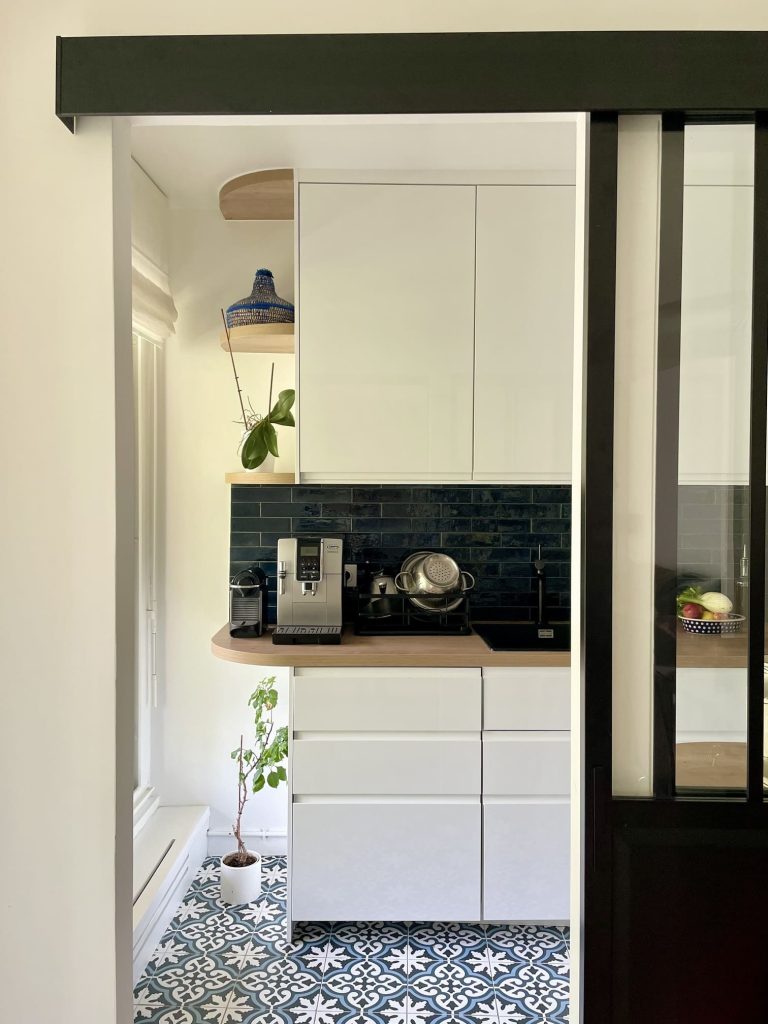 cuisine rénovée totalement avec des carreaux effet carreau de ciment au sol