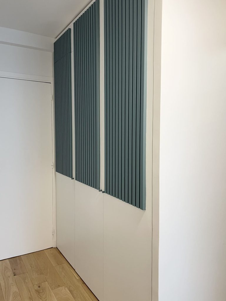 jeu de relief et de couleur sur les façades des placards