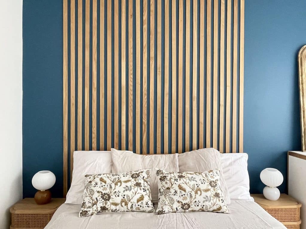 tête de lit réalisée sur mesure avec des tasseaux en bois pour la chambre parentale