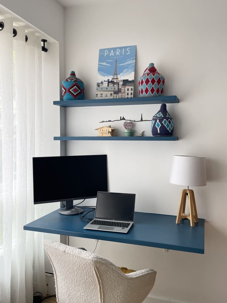 bureau et étagères sur mesure peints dans la même couleur que la tête de lit