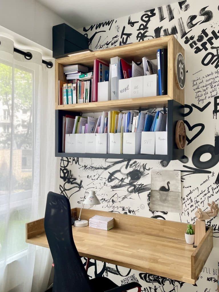 bureau et étagères réalisés sur mesure pour la chambre d'ado