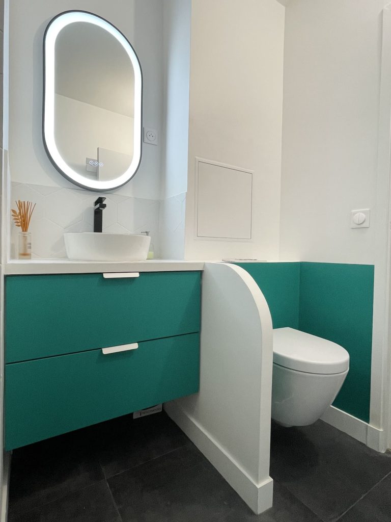 séparation des toilettes du reste de la salle de douche par un muret arrondi