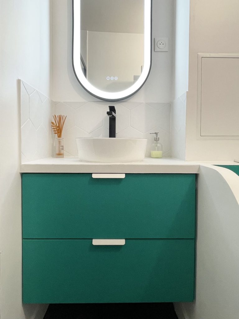 meuble-vasque sur mesure peint dans un vert pop