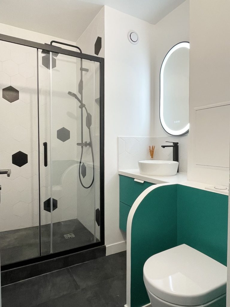 douche avec carrelage hexagonal blanc et noir