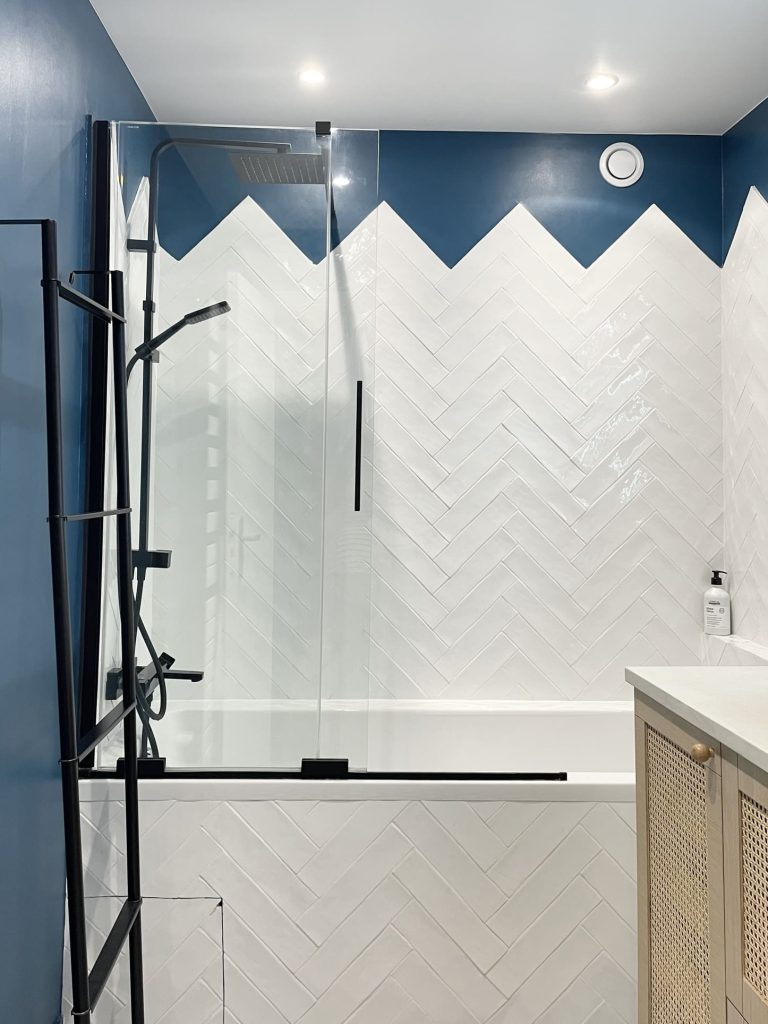 carrelage avec pose en chevron pour la salle de bain des parents