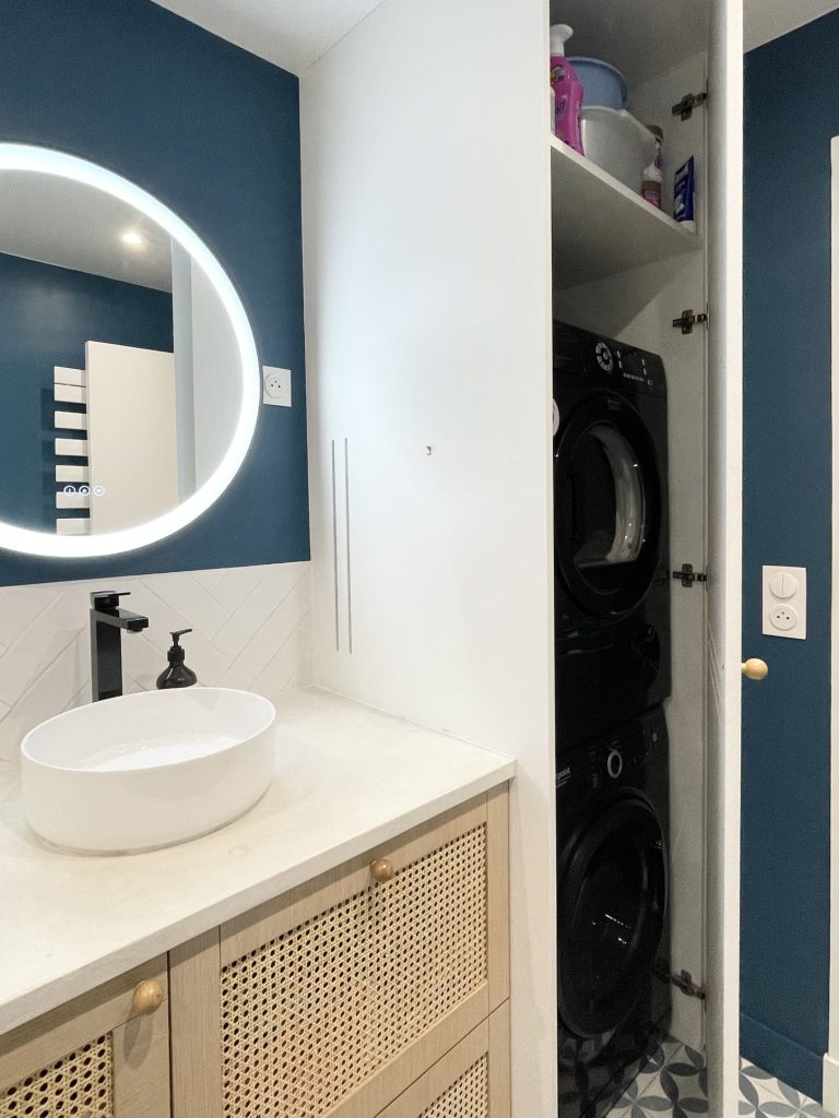 un grand placard renferme les machines à laver dans la salle de bain