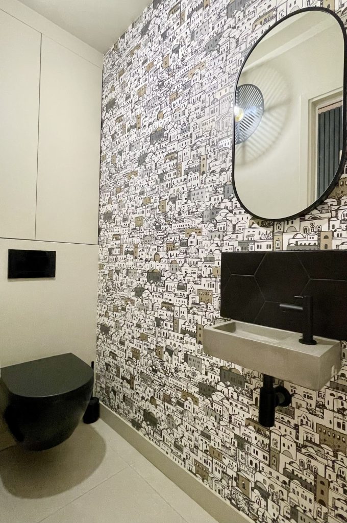 papier peint et accessoires noirs dans les toilettes séparés