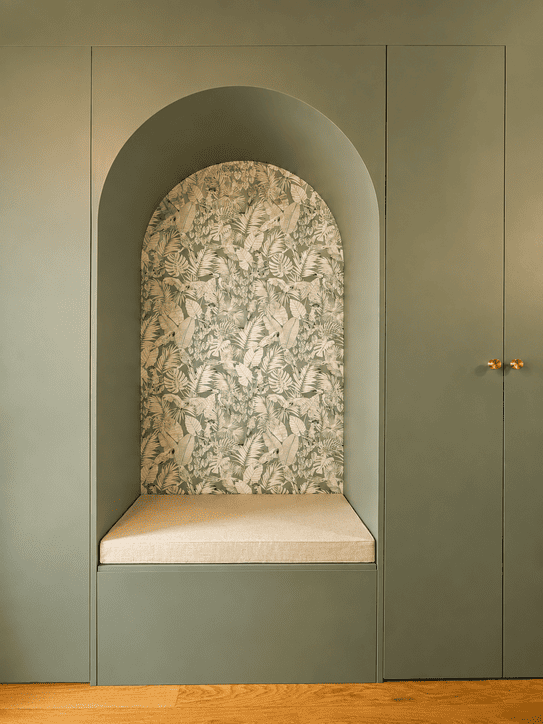 niche arrondie avec papier peint