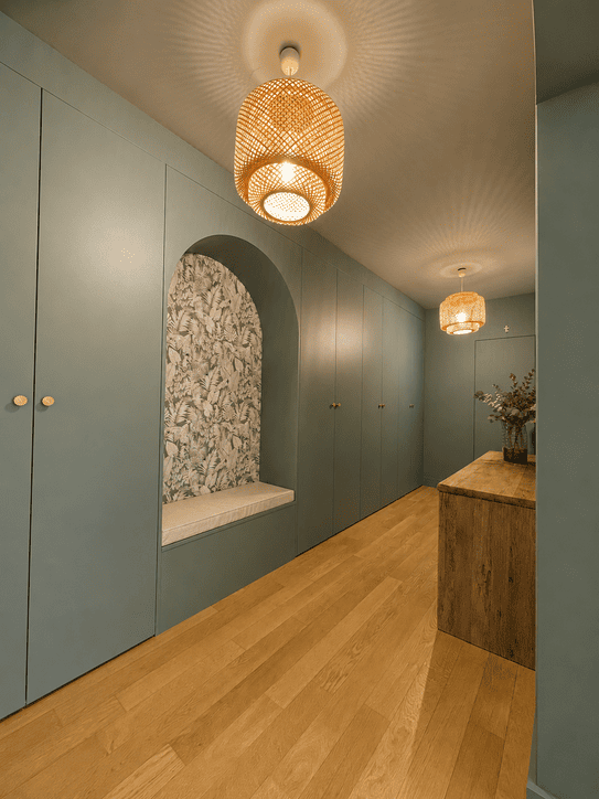 une grande entrée avec du caractère grâce au papier peint et au total look bleu