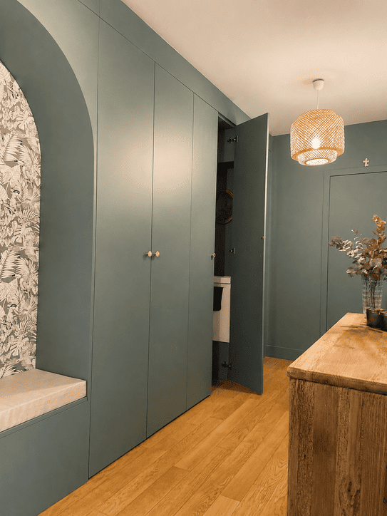 porte cachée pour accéder aux toilettes