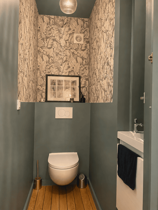 toilettes avec du papier peint et de la peinture bleue
