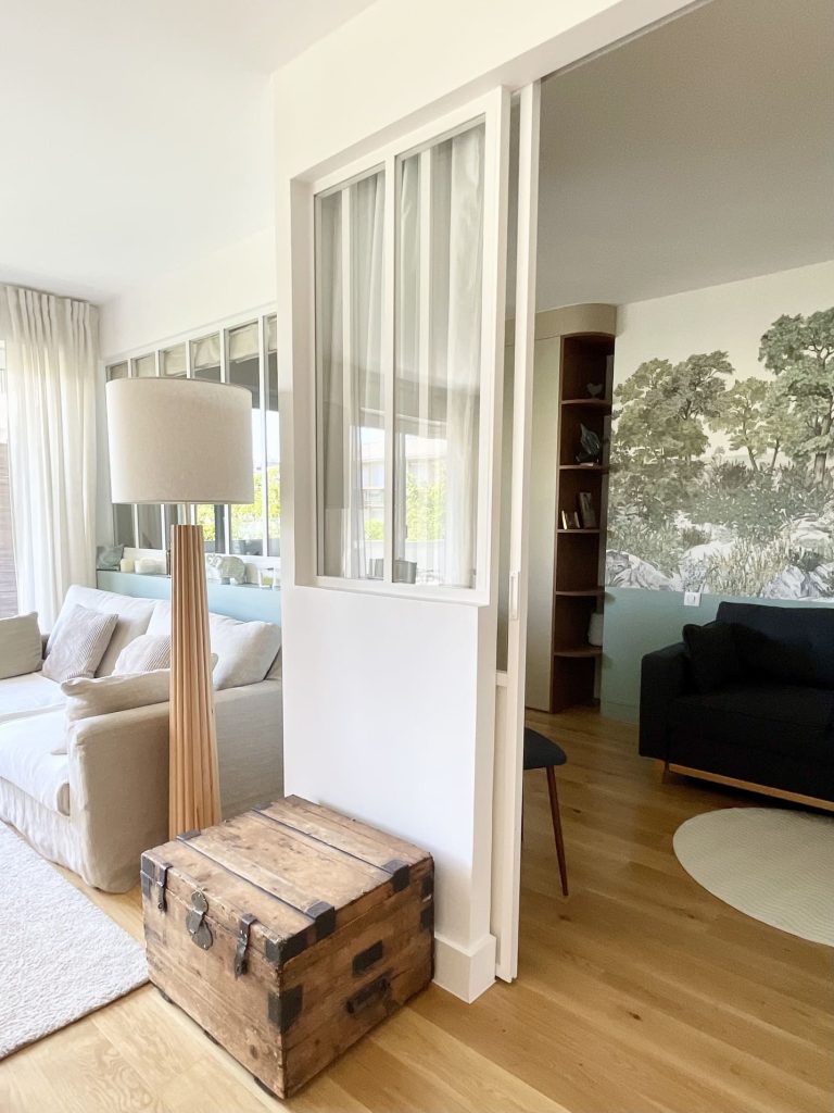 pièce bureau et chambre d'amis séparée par une grande verrière blanche