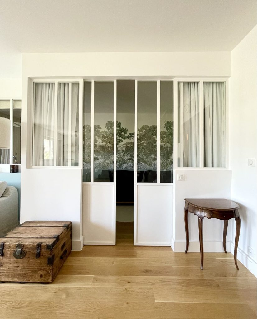 des rideaux peuvent isoler totalement la chambre d'amis