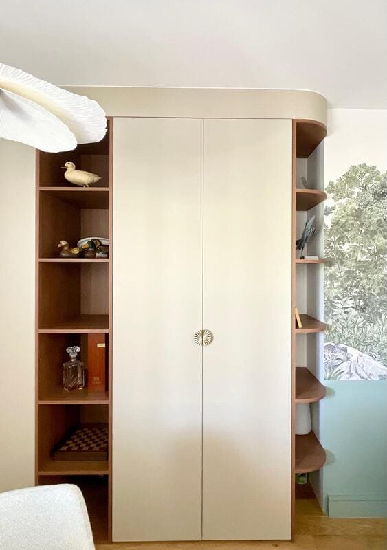 un dressing semi sur mesure avec des niches décoratives apporte du rangement