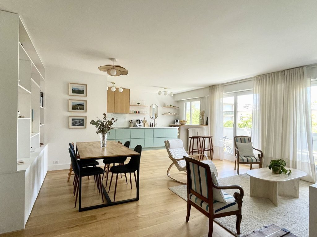 pièce de vie salon et salle à manger avec vue sur la cuisine ouverte