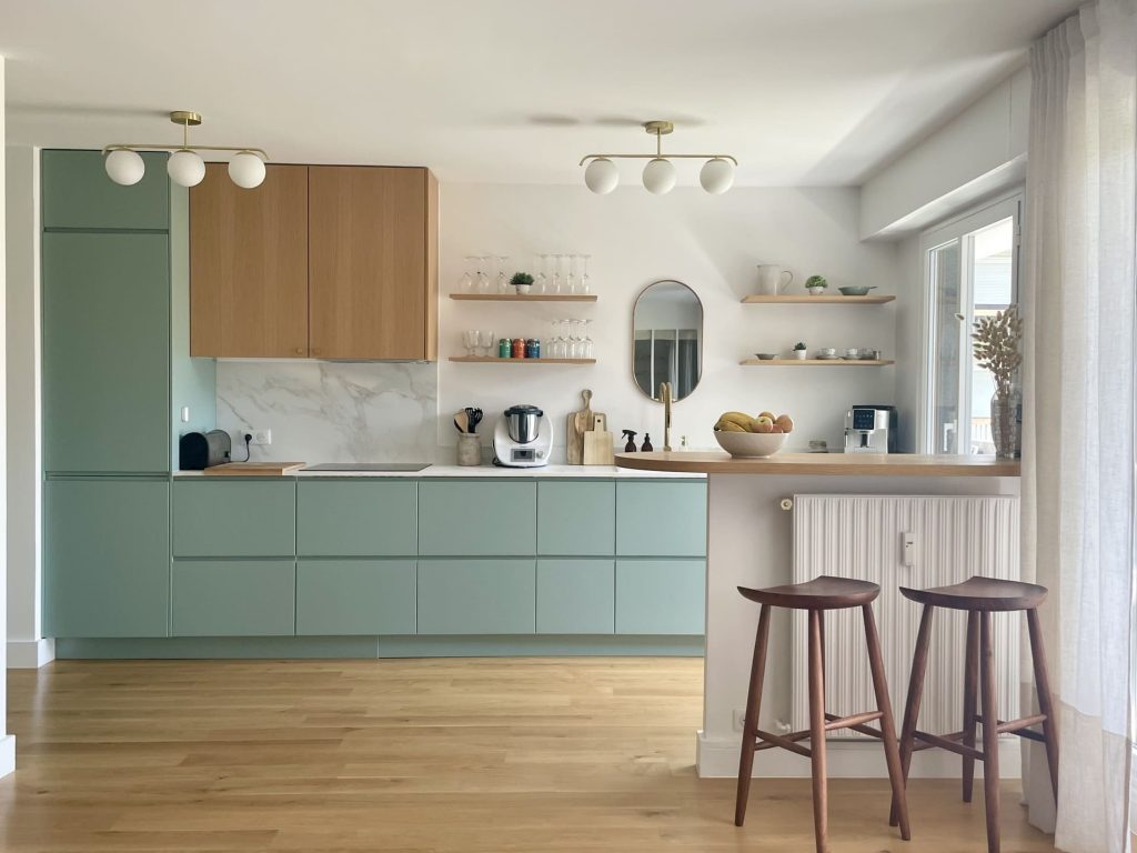 rénovation d'une cuisine avec des façades bleu plum et des façades en chêne