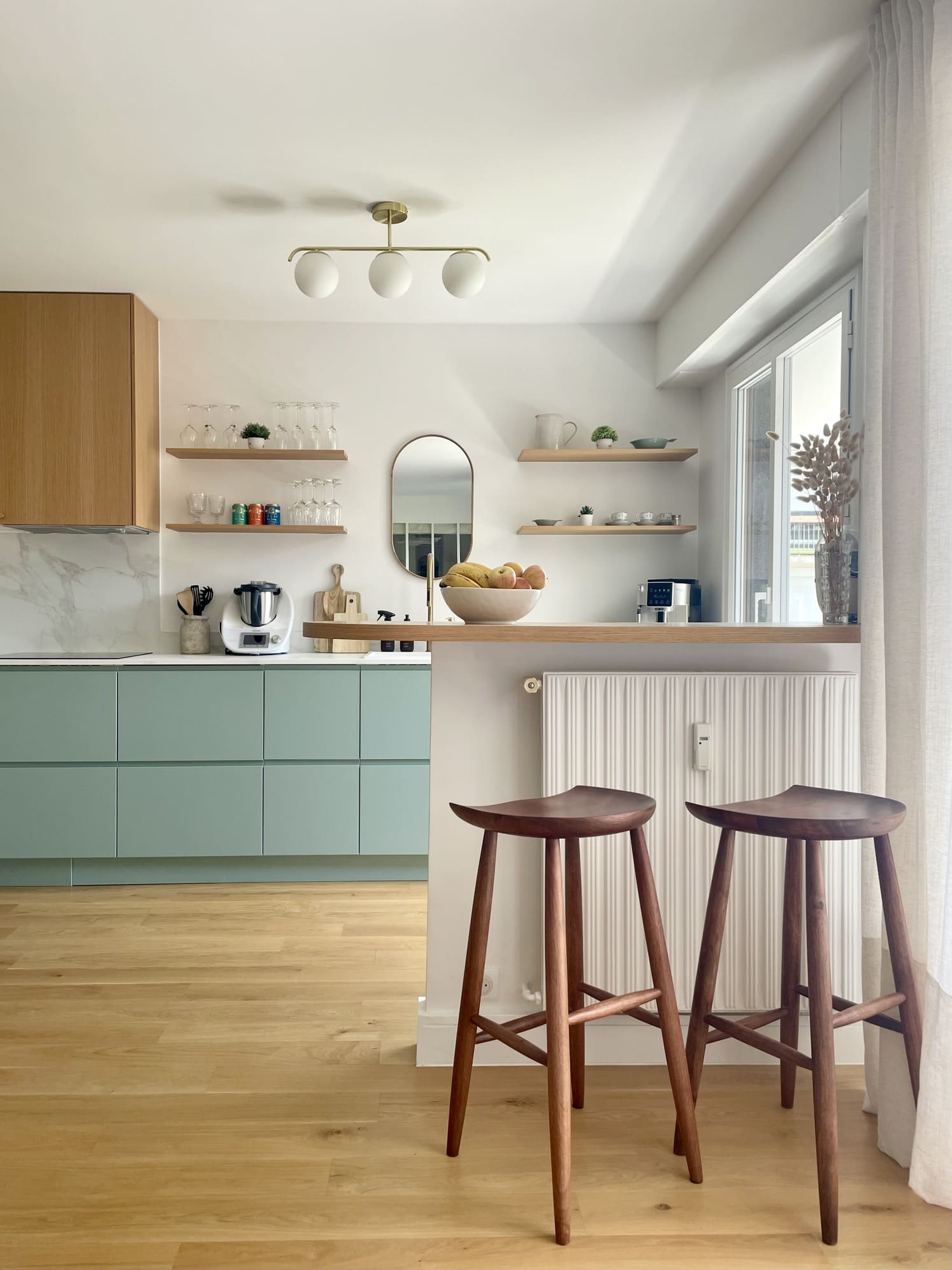 coin petit déjeuner bar pour séparer la pièce de vie de la cuisine