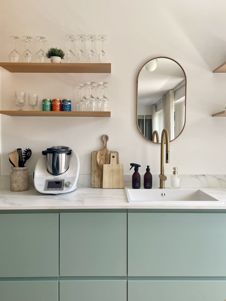 zoom sur le mitigeur en laiton de la cuisine
