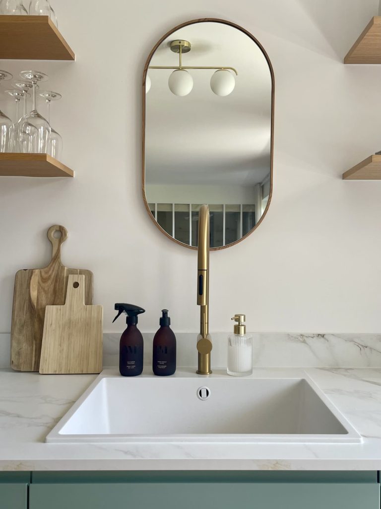 miroir en laiton ovale dans la cuisine